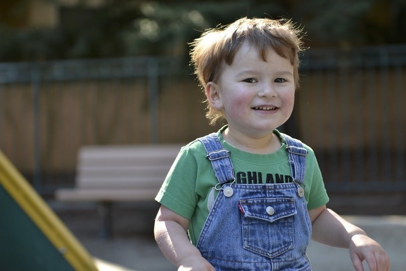 CBD e autismo - Un bambino autistico che sorride